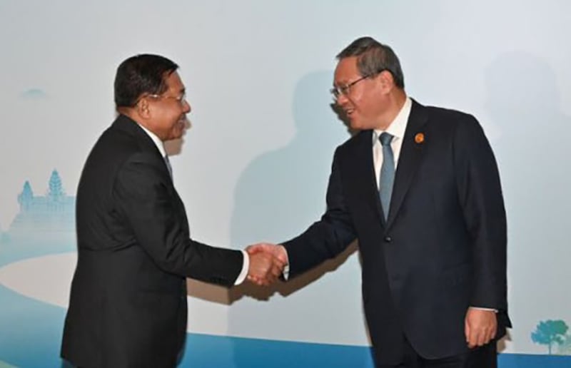 Myanmar junta chief Senior Gen. Min Aung Hlaing shakes hands with China’s Prime Minister Li Qiang at the Greater Mekong Subregion Summit in Kunming in China\'s Yunnan province, Nov. 6, 2024.