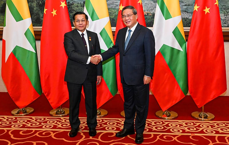 This photo taken on Nov. 6, 2024 and released by the Myanmar Military Information team shows Myanmar\'s military chief Min Aung Hlaing (L) shaking hands with China\'s Primier Li Qiang (R) ahead of a dinner reception during the Greater Mekong Subregion (GMS) Summit in Kunming, southern China\'s Yunnan Province . (AFP PHOTO / MYANMAR MILITARY INFORMATION TEAM)