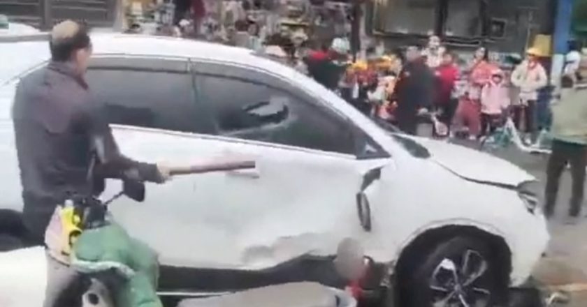 Numerous children injured by a vehicle at a school gate in central China