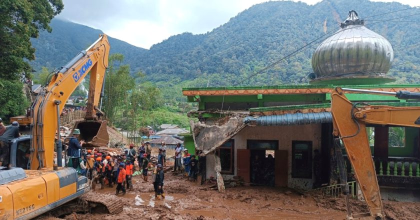 Landslide and flash floods hit Indonesia's Sumatra island, leaving 16 dead and 6 missing